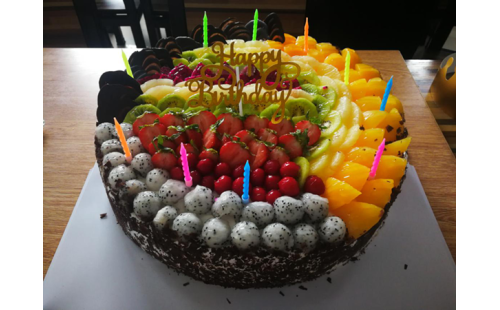 集體生日會，員工樂翻天