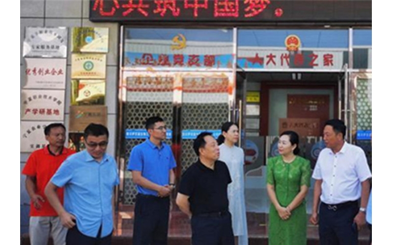 銀川市委常委、紀委書記、監(jiān)委主任劉智峰一行赴銀川伊百盛面對面問需求，實打?qū)嵔怆y題